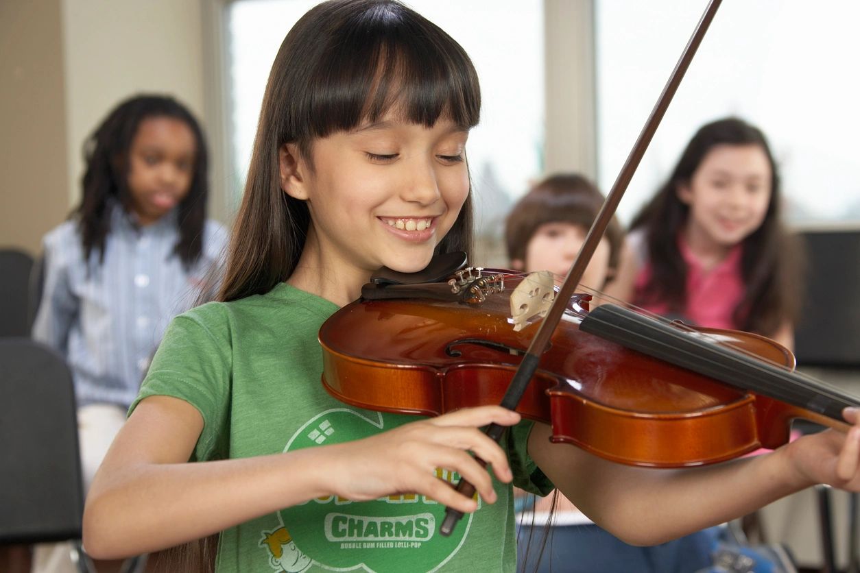 girl playing violin